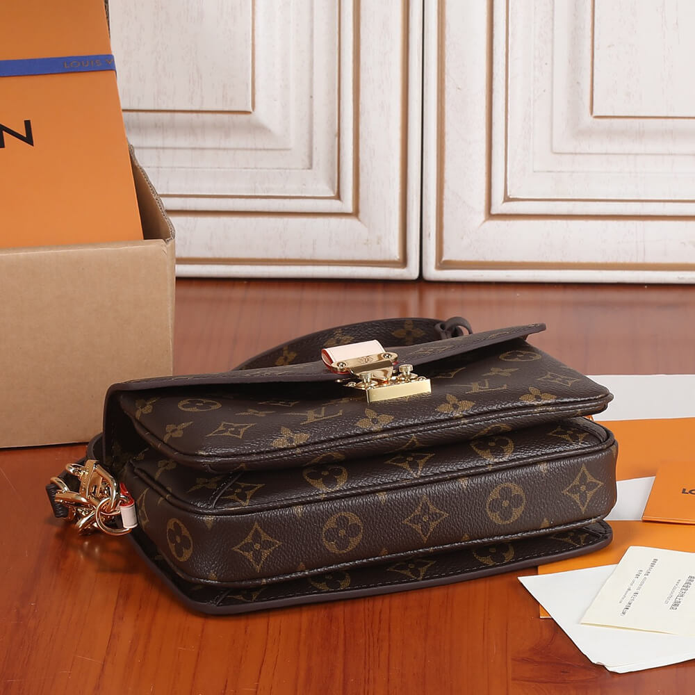 LV POCHETTE METIS EAST WEST