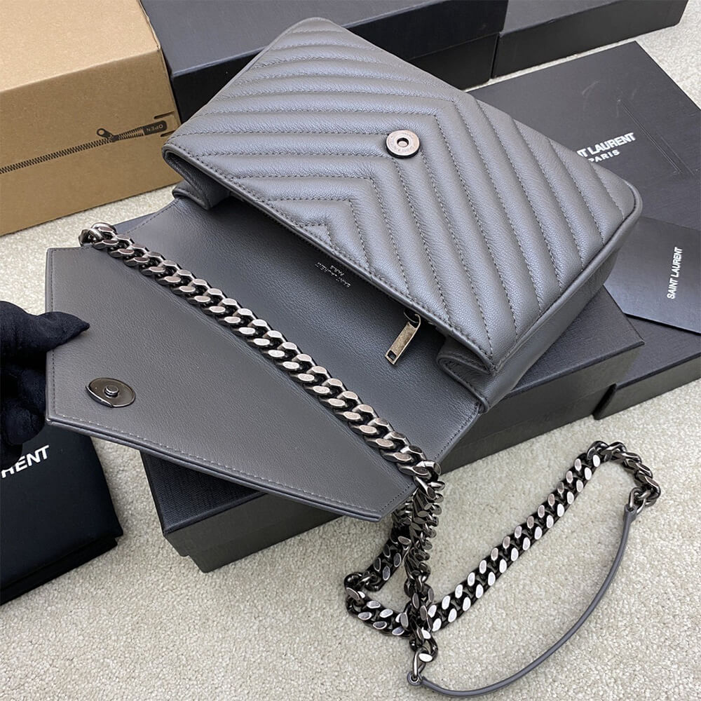 COLLEGE MEDIUM CHAIN BAG IN QUILTED LEATHER