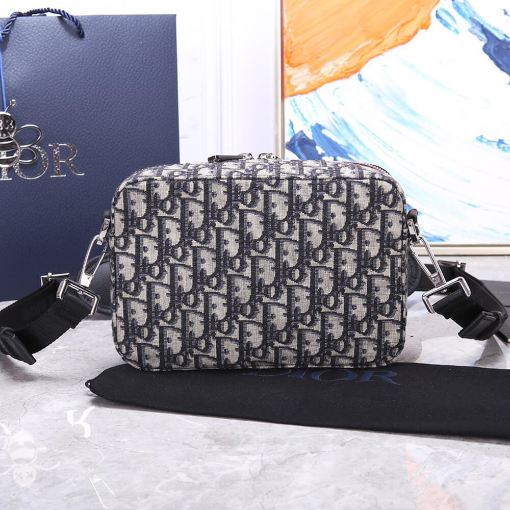 D*or safari messenger bag