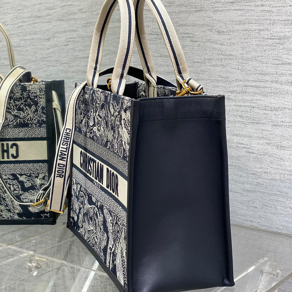 medium D*or book tote