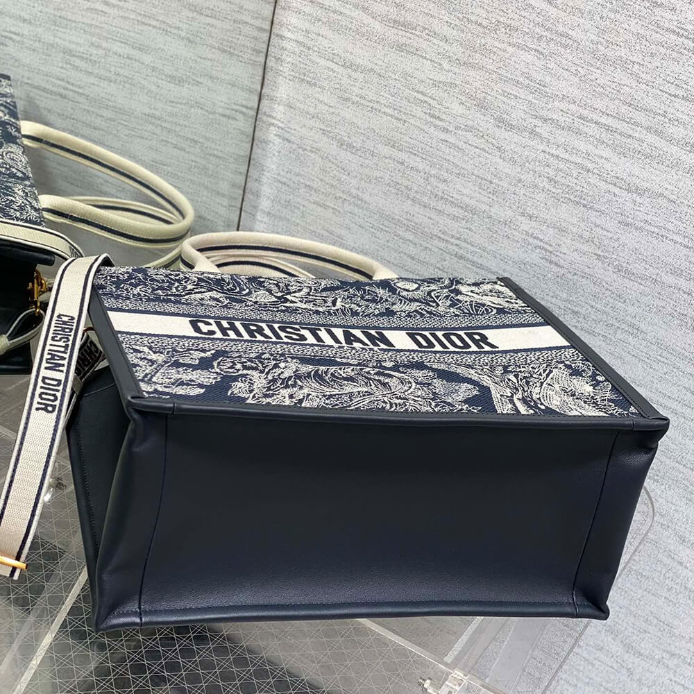 medium D*or book tote