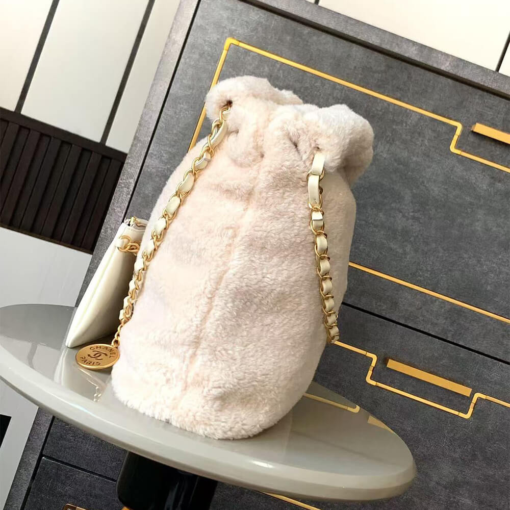 CHANEL 22 HANDBAG