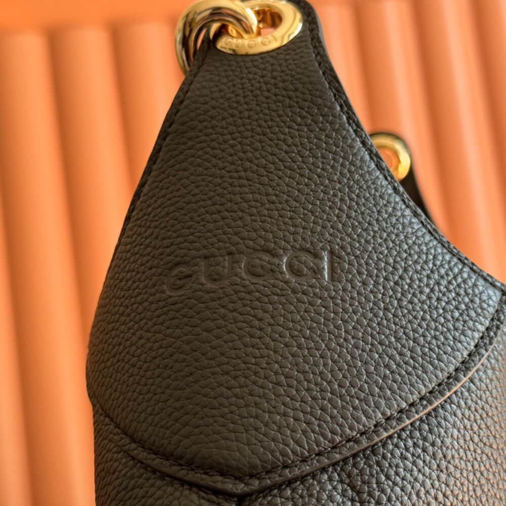 G*u*i b medium shoulder bag