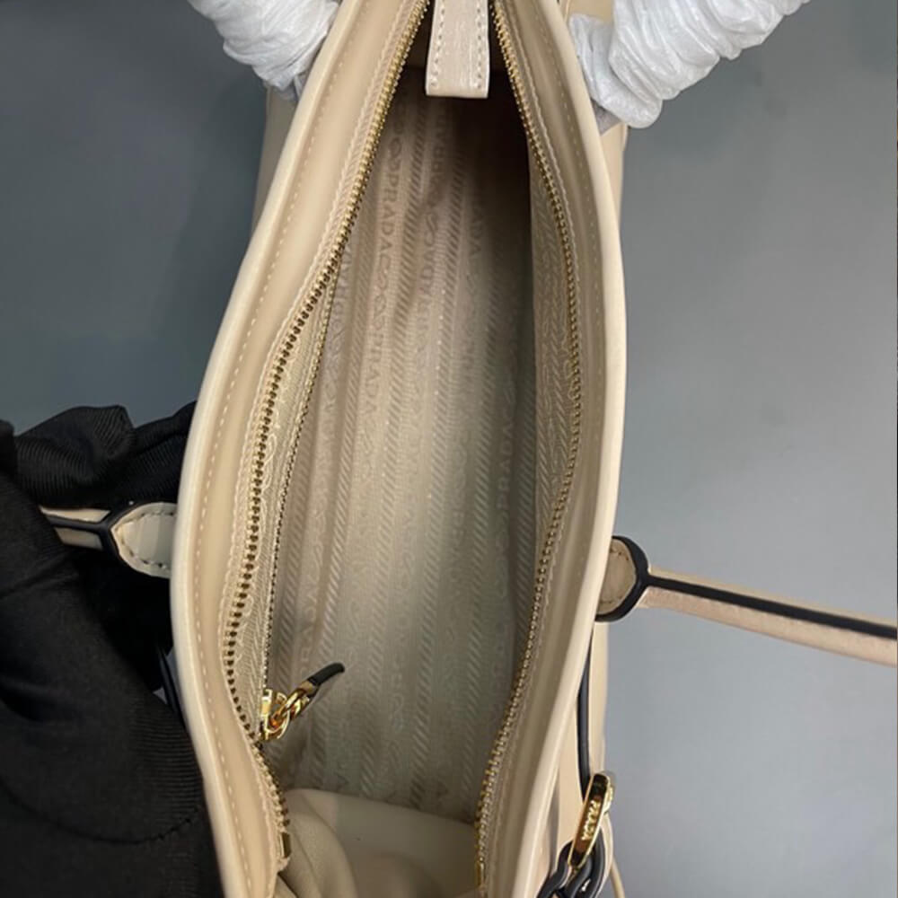 Prada Medium leather handbag(high-end grade)