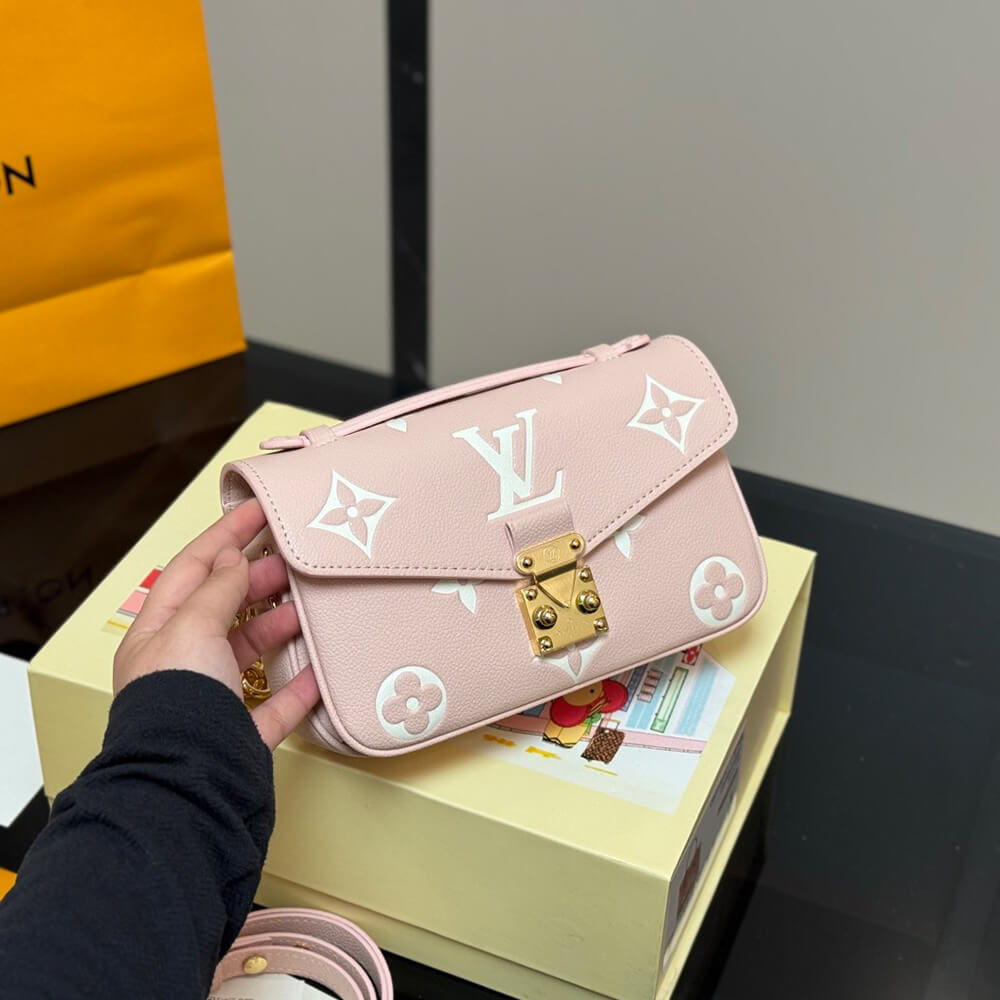LV Pochette Métis East West